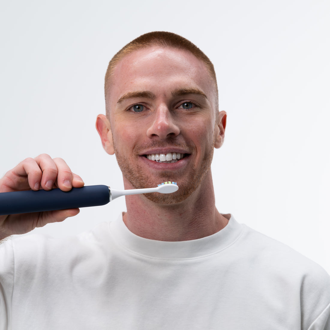 Dents blanches éclatantes avec une brosse à dents sonique Eclatys